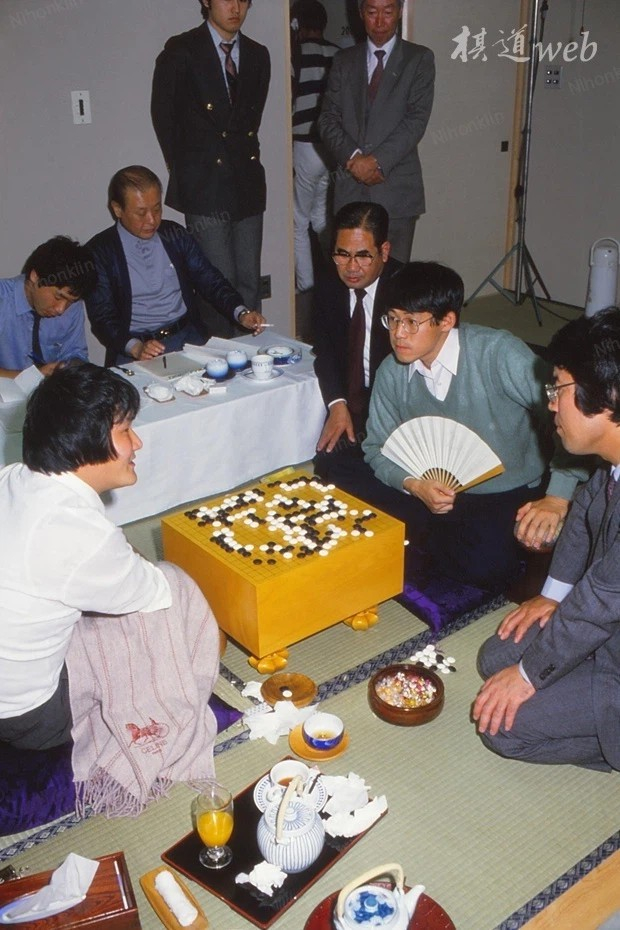 九游娱乐官方入口-小林光一厚积薄发，登上名人位——日本围棋百大奠基人077|赵治勋|坂田荣男|加藤正夫|黑棋|头衔_新浪体育_新浪新闻